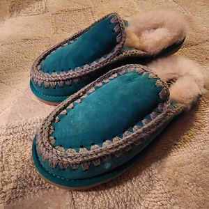 MOU beautiful plush blue suede slipper, eskimo stitch, sheepskin, U.S. size 8